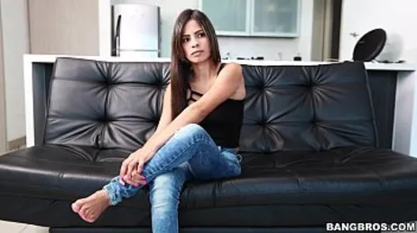 Un colombien maigre goûte une bonne bite pour Bangbros