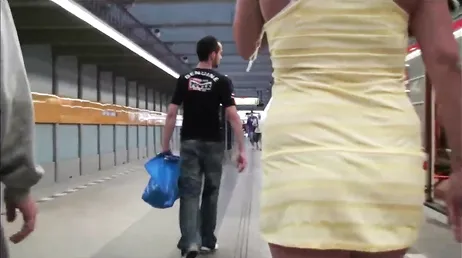 Estos tres salidos se han montado un trío en medio del tren en marcha
