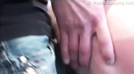 Estos tres salidos se han montado un trío en medio del tren en marcha