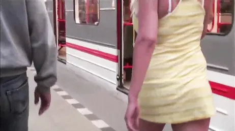 Estos tres salidos se han montado un trío en medio del tren en marcha
