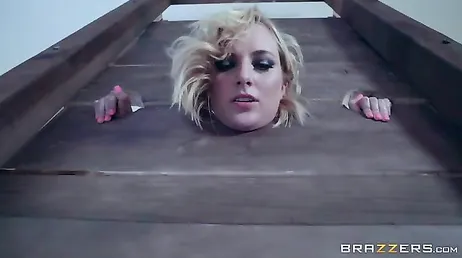 Kate England is overgestapt op masochistische seks en anale penetratie