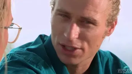Blondinen lägger sin fitta så att de kan dela den bra på soffan