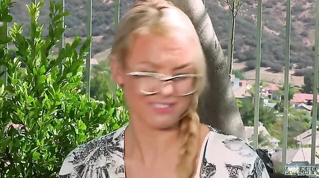 Blondinen lägger sin fitta så att de kan dela den bra på soffan