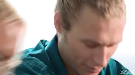 Blondinen lägger sin fitta så att de kan dela den bra på soffan