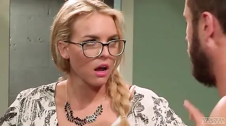 Blondinen lägger sin fitta så att de kan dela den bra på soffan