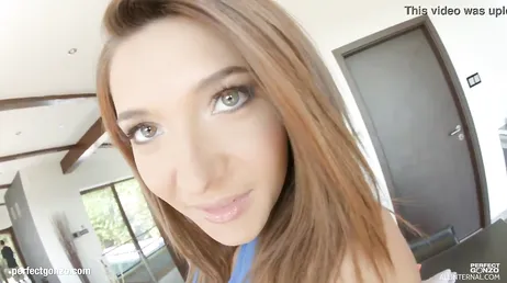 Alexis Brill recebe uma gozada grossa em sua buceta perfeita
