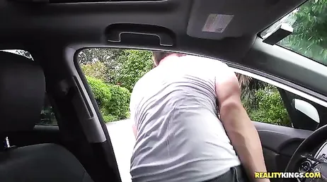 Der Uber-Fahrer fickt seinen eigenen Kunden zu Hause