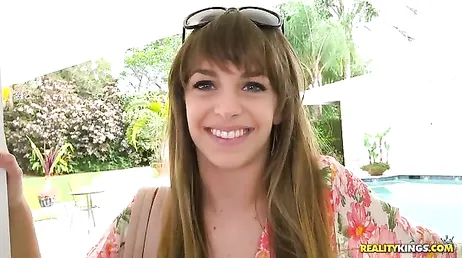 Kimmy Granger si presenta a casa del vicino per fare sesso