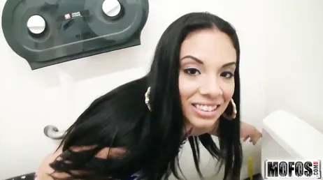 Una mamada rápida en el cuarto de baño de un supermercado