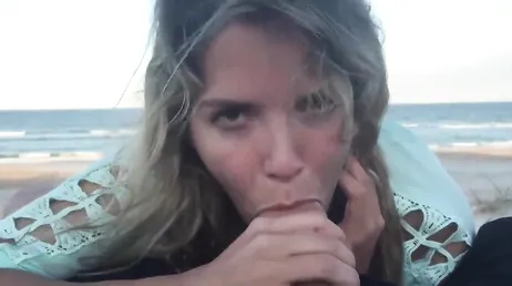 Quand il n'y a personne sur la plage, ma copine me fait des pipes