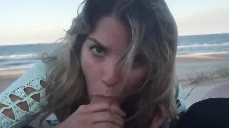 Quand il n'y a personne sur la plage, ma copine me fait des pipes