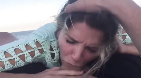Quand il n'y a personne sur la plage, ma copine me fait des pipes