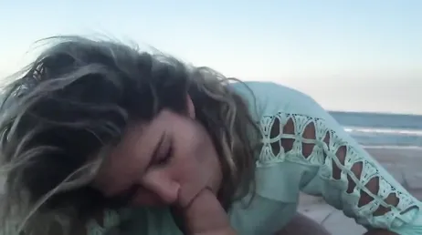Quand il n'y a personne sur la plage, ma copine me fait des pipes