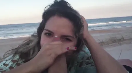 Quand il n'y a personne sur la plage, ma copine me fait des pipes