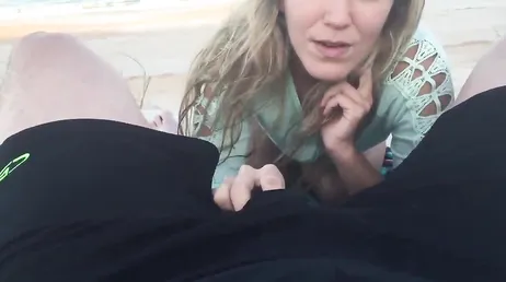 Quand il n'y a personne sur la plage, ma copine me fait des pipes