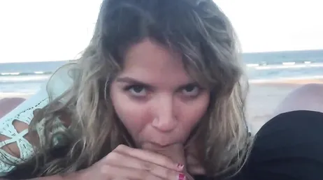 Quand il n'y a personne sur la plage, ma copine me fait des pipes