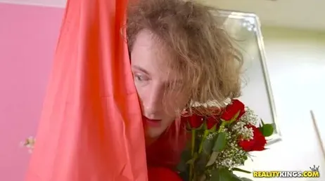 Mit diesem Blumenstrauß ist es mir gelungen, ihre köstliche Muschi zu erobern