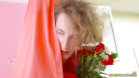 Mit diesem Blumenstrauß ist es mir gelungen, ihre köstliche Muschi zu erobern
