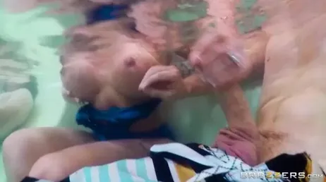 Un veinard se retrouve dans le sauna avec une femme mature très excitée