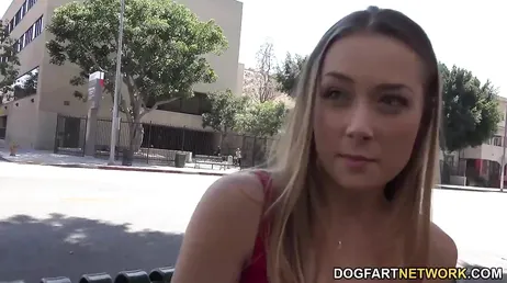 Sadie Blair cherche des bites noires dans la rue pour baiser à la maison