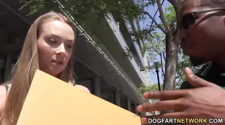 Sadie Blair cherche des bites noires dans la rue pour baiser à la maison