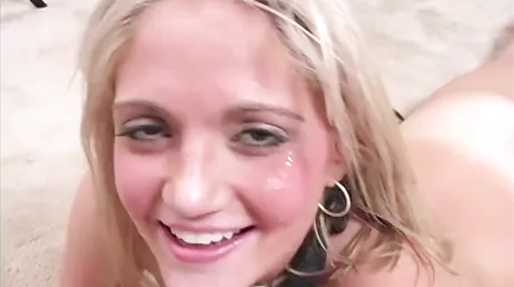 Hete blondine doet wat rekoefeningen en de zwarte man neukt haar hard