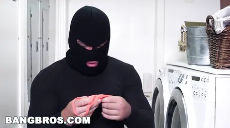Sara Jay neukt de dief die inbrak in haar eigen huis