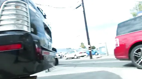 Lui solleva la gonna della troia e cominciano a scopare forte per strada