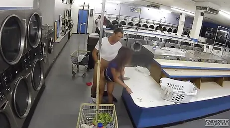 Due troie iniziano a scopare nella lavanderia e finiscono per registrarle