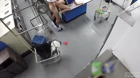 Due troie iniziano a scopare nella lavanderia e finiscono per registrarle