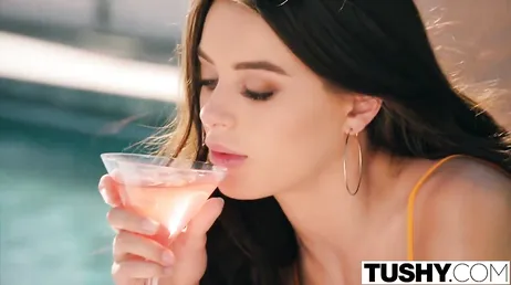 Lana Rhoades con el culo abierto en una escena anal de Tushy