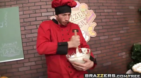 Der Pizzabote steckt es der Brünetten mit den Titten in die Muschi