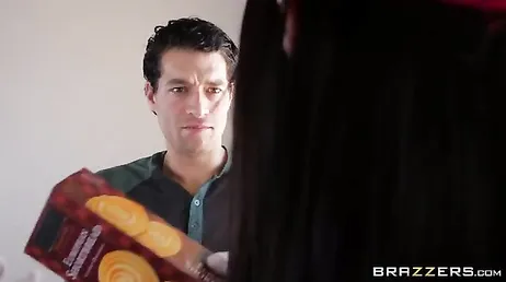 Meine exzentrische Nachbarin kommt, damit ich ihre Muschi essen kann