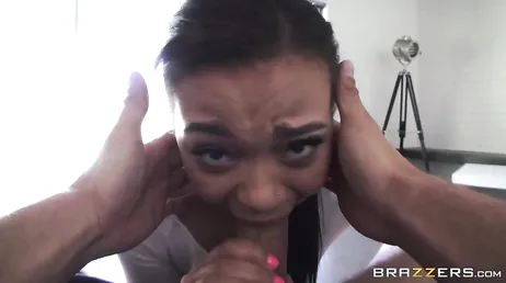 Adrian Maya avec son énorme cul assis sur une bite