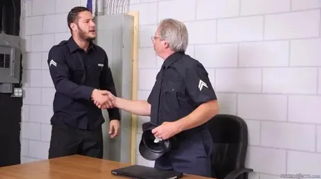 Er steckt seinen Schwanz durch die Gitterstäbe, damit er ihn reinigen kann