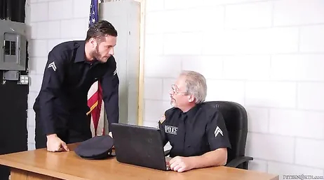 Er steckt seinen Schwanz durch die Gitterstäbe, damit er ihn reinigen kann