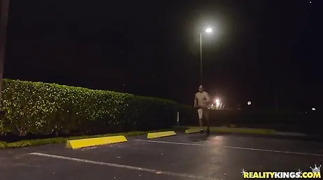Quando una studentessa vuole solo cazzi giganti nella sua deliziosa figa