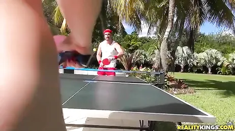 La sorellastra troia inizia a giocare a ping pong nuda con me