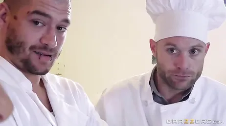 Lo chef dà molto duro alla fica della supervisore Ava Addams