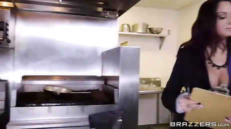 Lo chef dà molto duro alla fica della supervisore Ava Addams