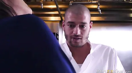 Lo chef dà molto duro alla fica della supervisore Ava Addams