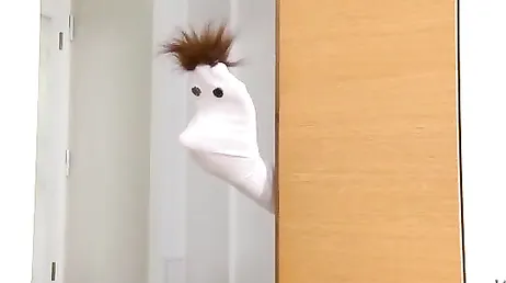 Ich schleiche mich in das Haus meiner Nachbarin, um ihre Dusche auszuspionieren