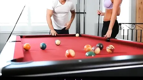 Rachel Starr baisée comme une chienne sur la table de billard