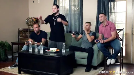 Ryan Conner joue dans un gangbang avec d'énormes bites