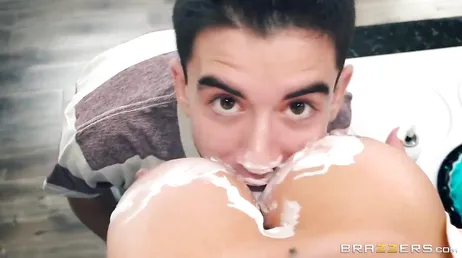 Ryan Conner joue dans un gangbang avec d'énormes bites