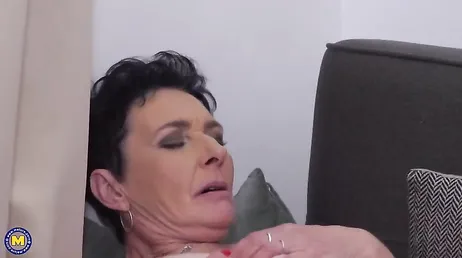 Oma wird geil auf ihre eigene Enkelin und fickt sie hart