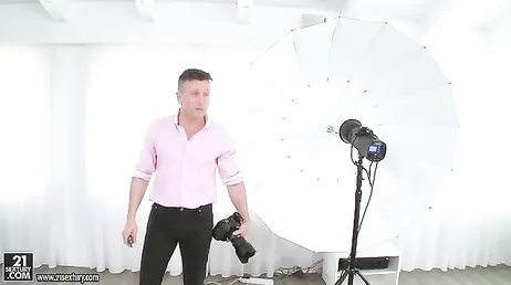 Ze laat haar kutje zien aan de interviewer in een baanaanbieding