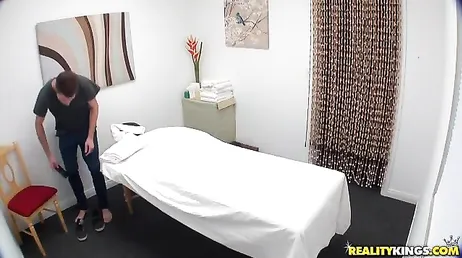 Va a farsi fare un massaggio e scopre che la ragazza gli mette la mano addosso