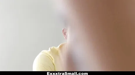 Come si diverte quando il suo compagno di classe lo colpisce forte nel culo