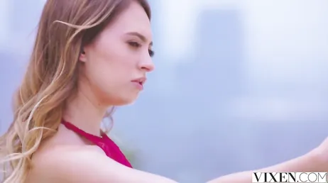 Ce mannequin excité est une actrice porno pendant son temps libre